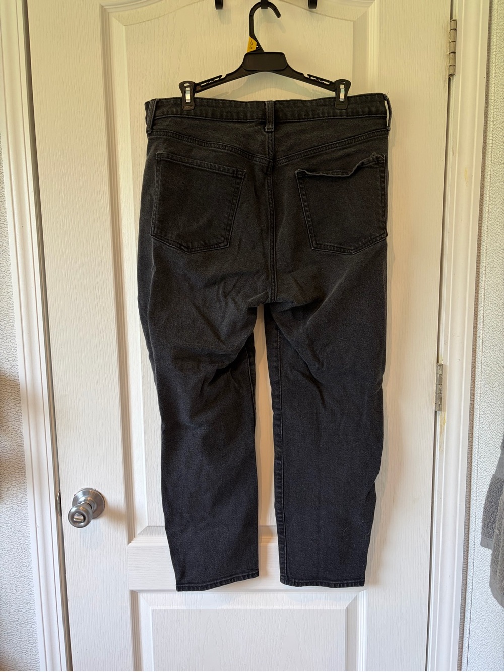 Old Navy Women's Straight Leg Jeans in Black Wash - Picture 2 of 2